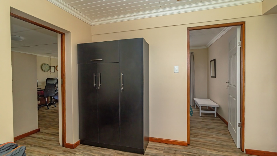 6 Bedroom Property for Sale in Aalwyndal Western Cape
